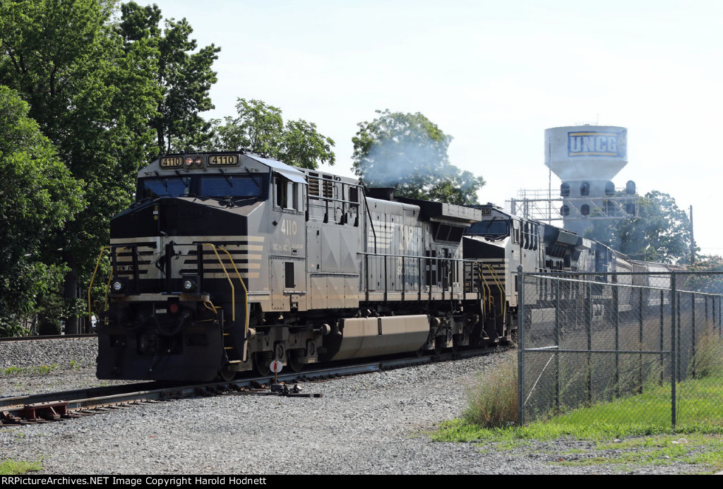 NS 4110 leads train 351 down the yard lead